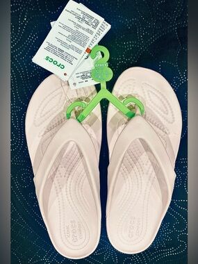 Crocs Women’s Kadee II Flip Flops  "Barely Pink" Colorway Size 7 New With Tags